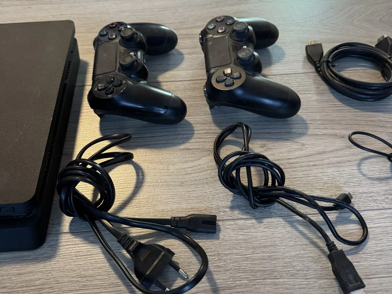Billede 3 - Playstation 4 Slim inkl 2 controllere og kabler