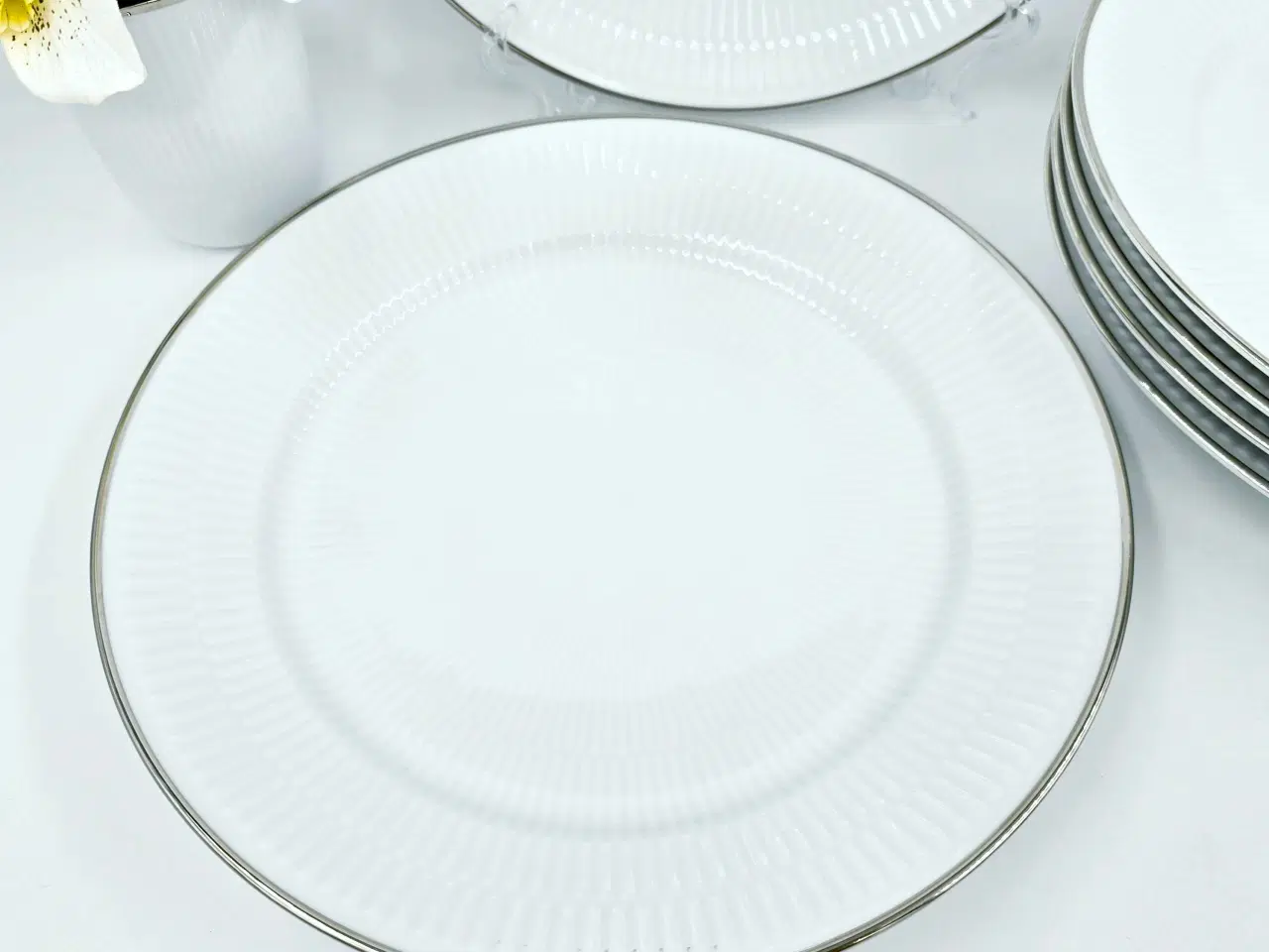 Billede 3 - Hvid Riflet Platin Middagstallerken Porcelæn 