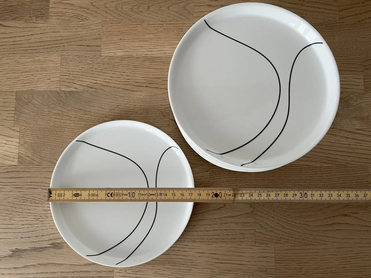 Billede 2 - MENU SORT KONTUR tallerkener: 40 kr./stk.