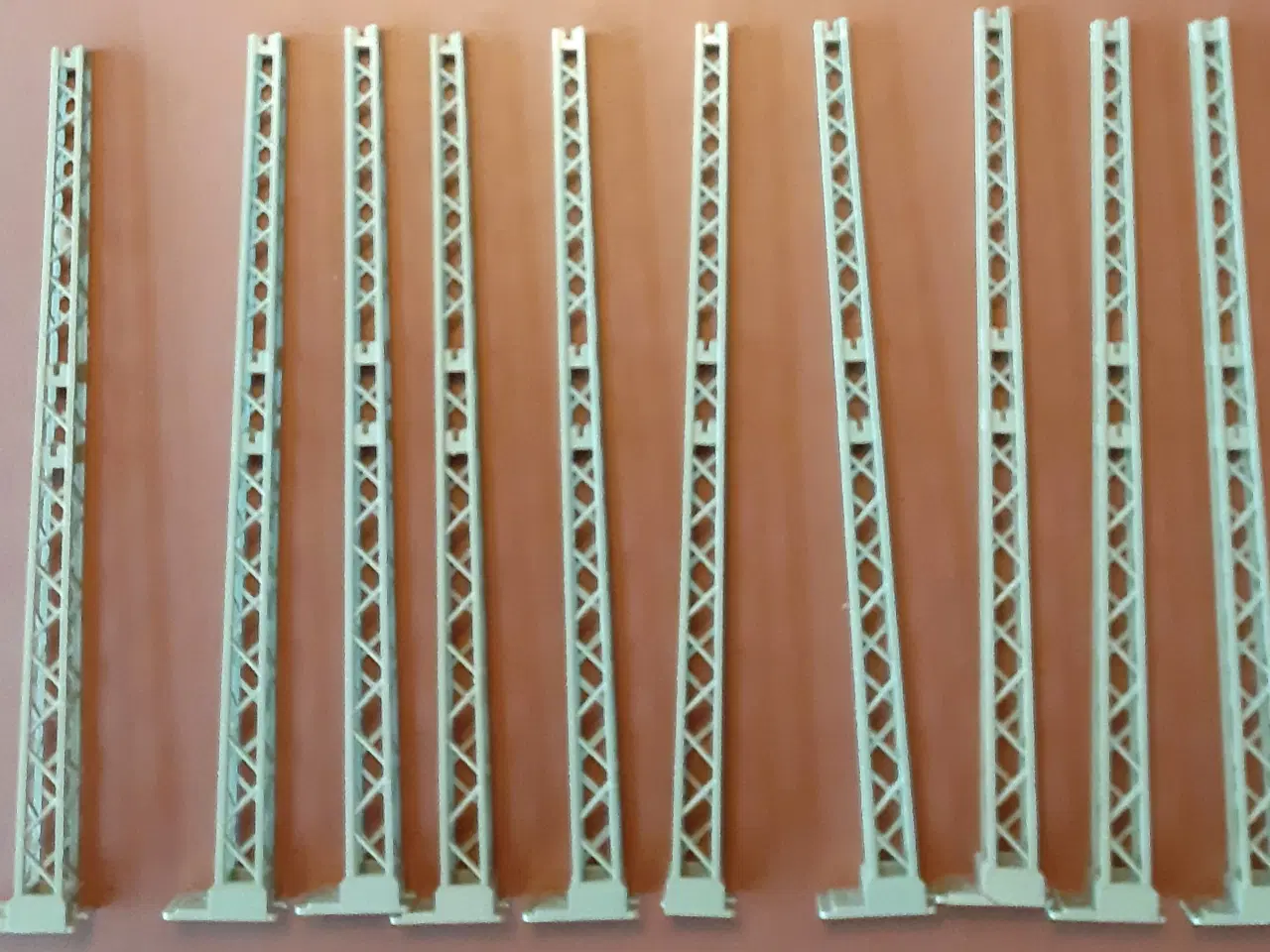 Billede 2 - Märklin, kæmpe lot luftledninger og standere.