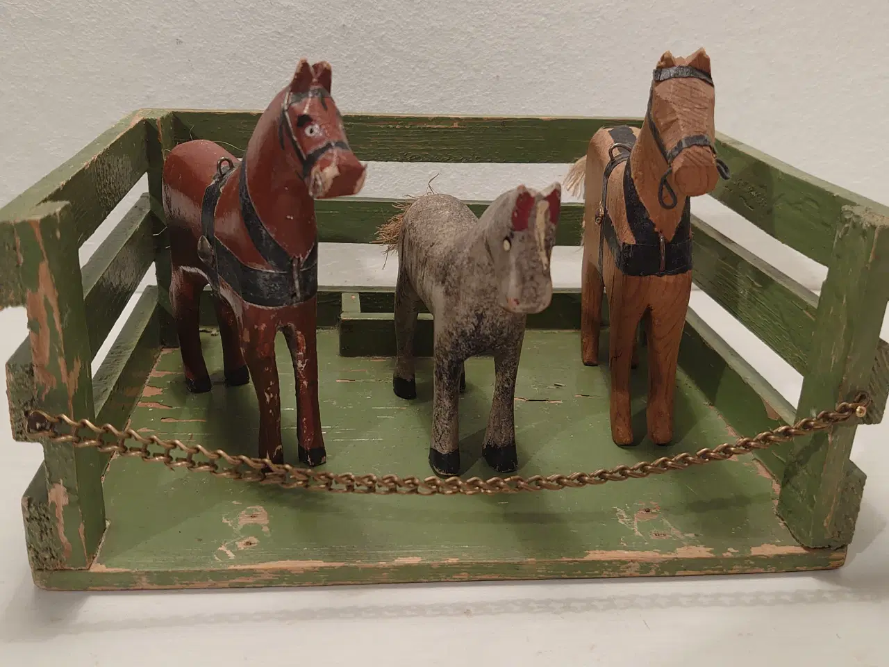 Billede 1 - Fængselslegetøj?: 3 heste og lille stald. 1940-50.