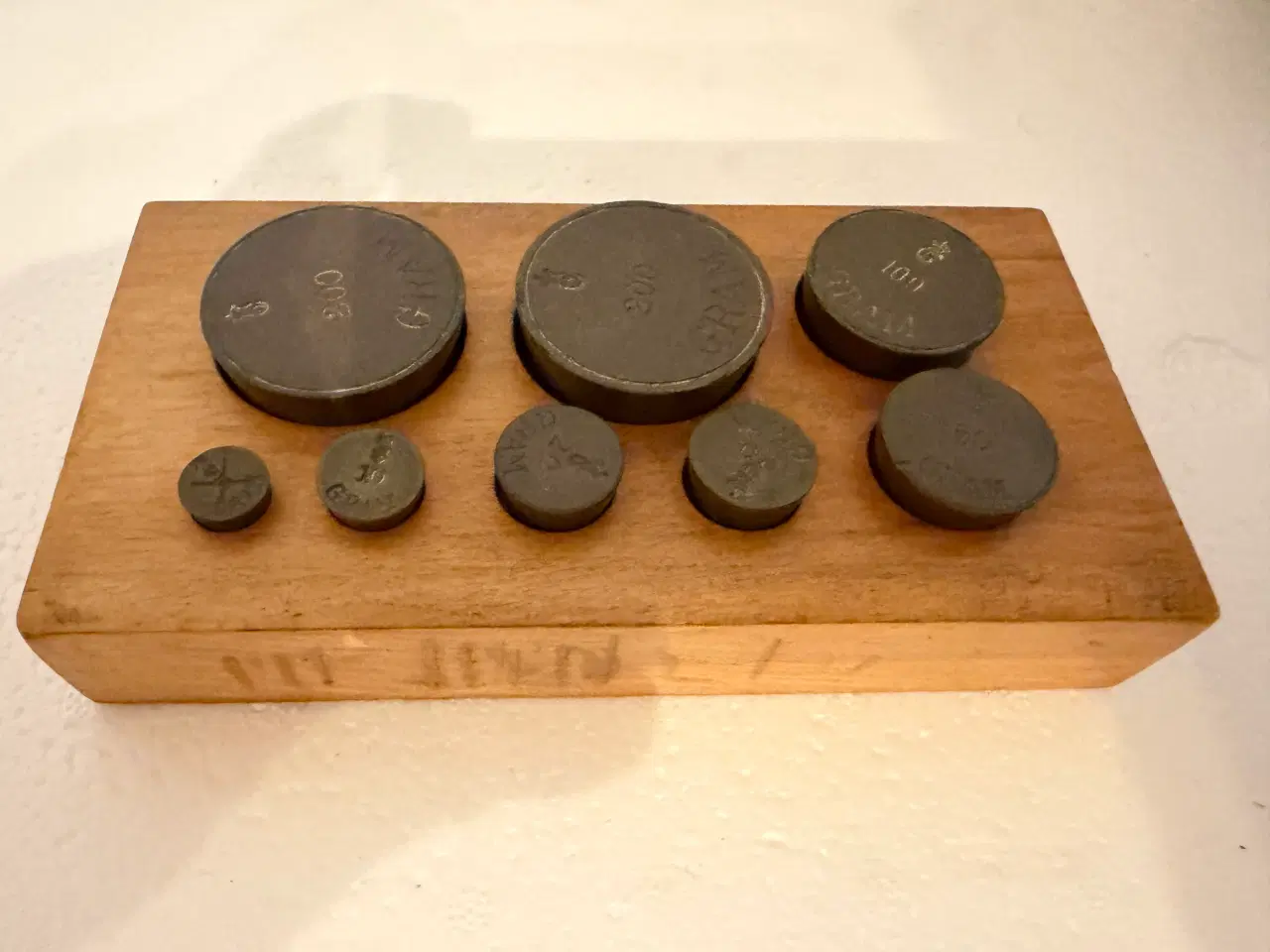 Billede 2 - Gl. købmandsvægt med tilhørende lodder