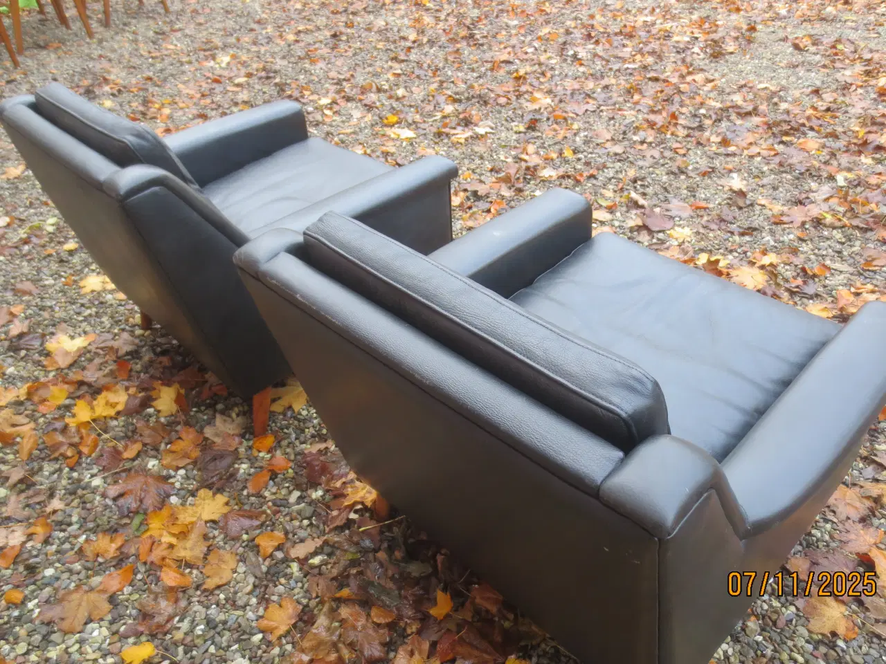 Billede 5 - 2 stk Lænestole i sort læder med teak ben 