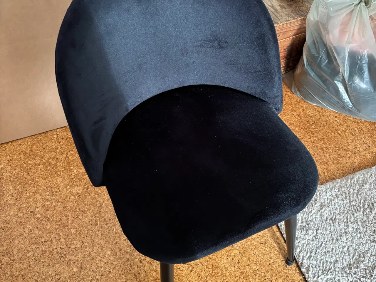 Billede 2 - 6 stk Alice spisebordsstole i sort velour sælges. 