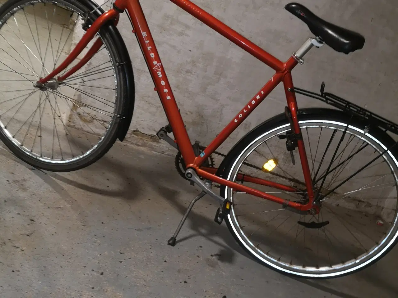 Billede 2 - KILDEMOES rød 28"  57cm ,3 gear , Løs  ,ny dæk bag