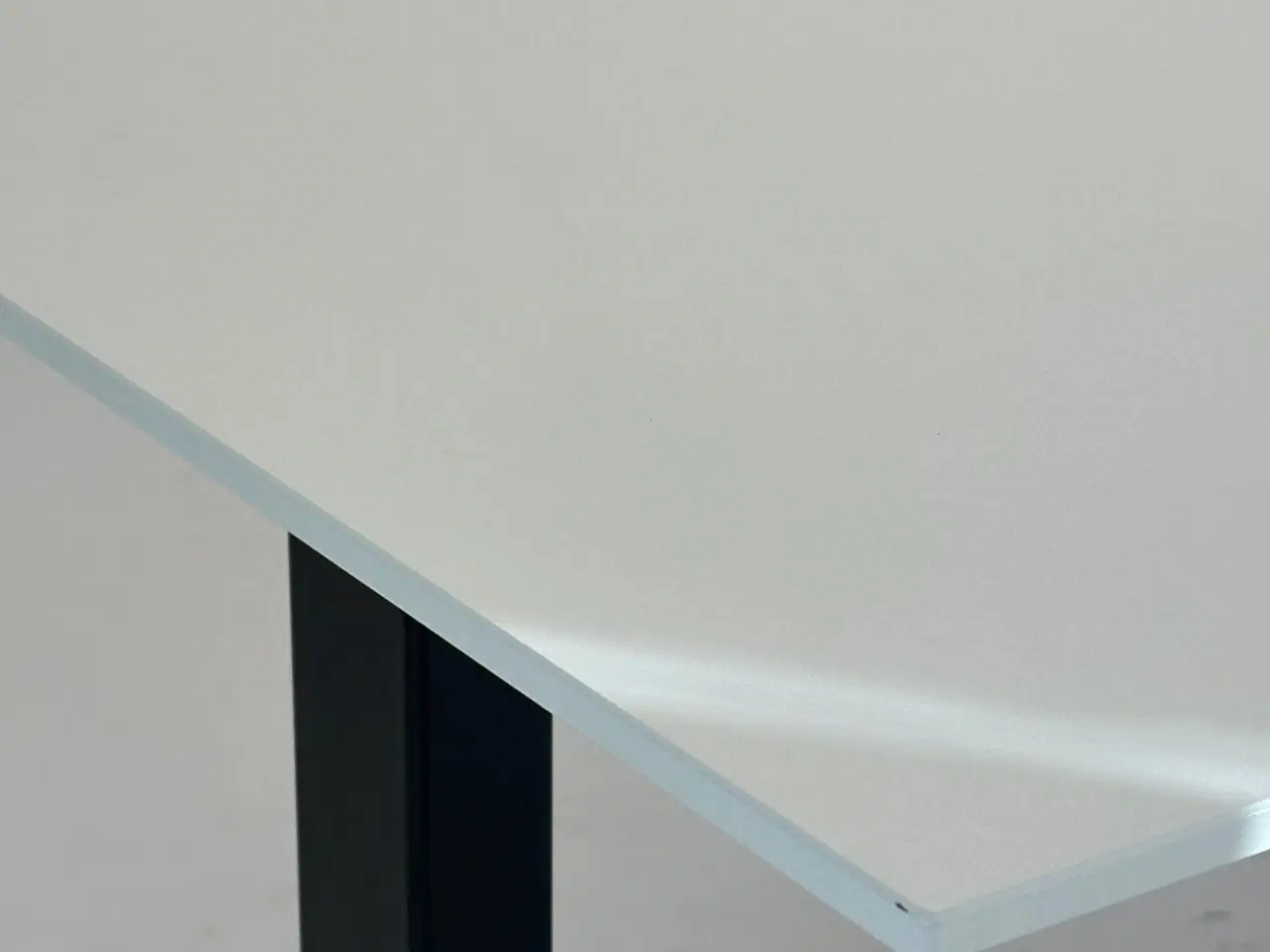 Billede 6 - Hæve-/sænkebord 140x80 (m. faset kant) - Linak