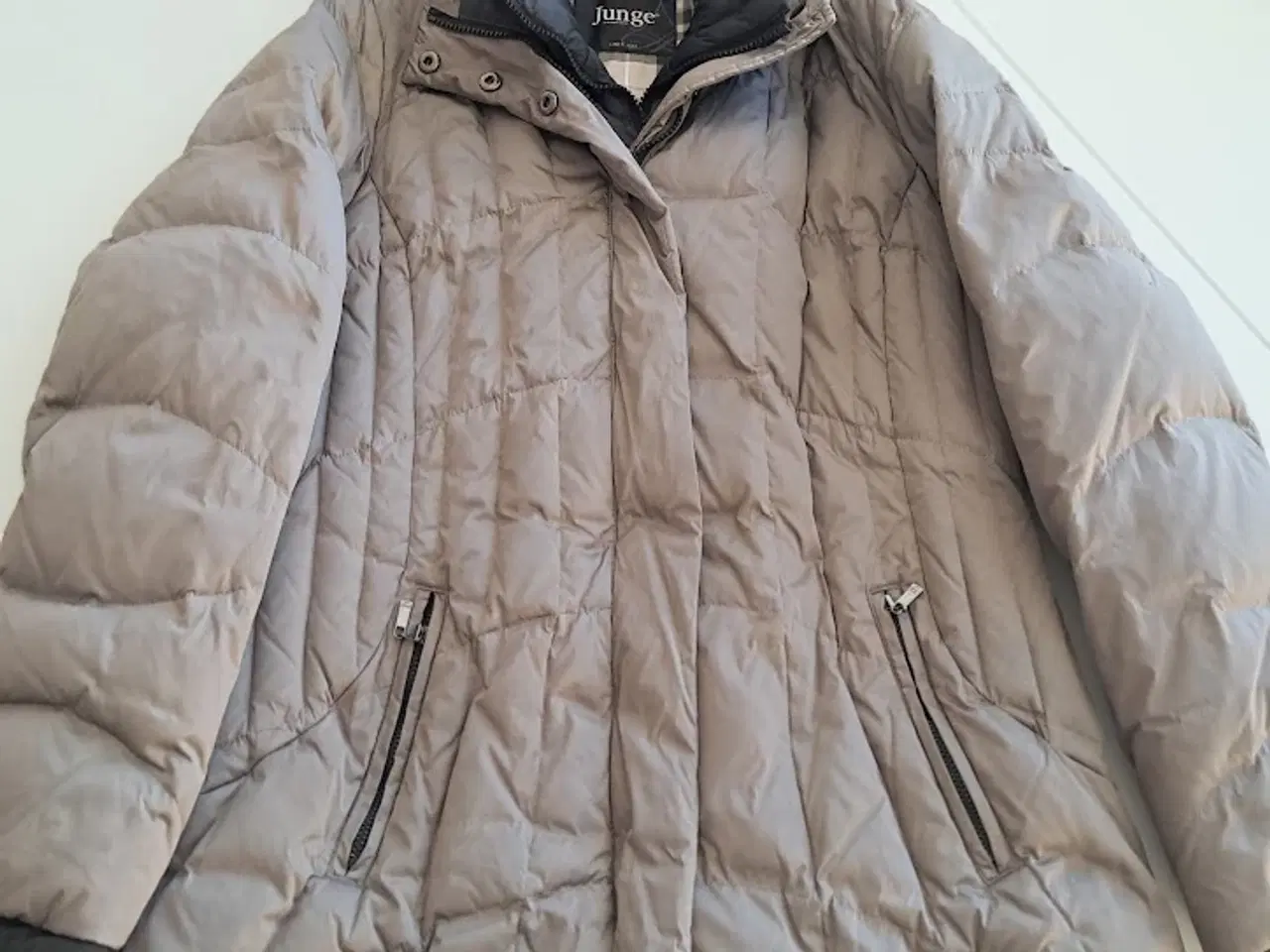 Billede 1 - Varm vatteret jakke, med integreret hætte  