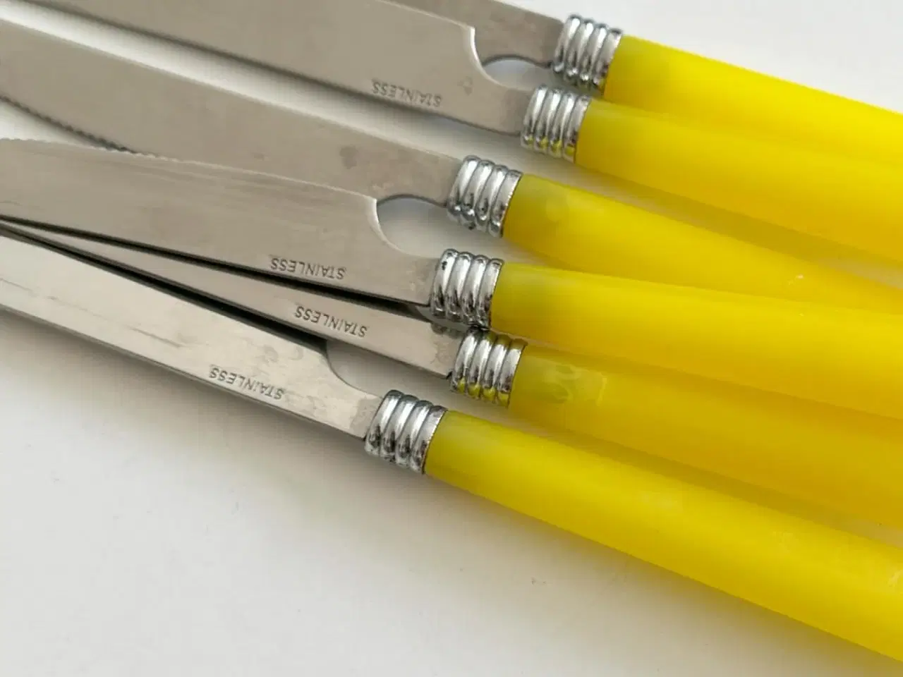 Billede 3 - Retro knive, stål og gul plast, 6 stk samlet