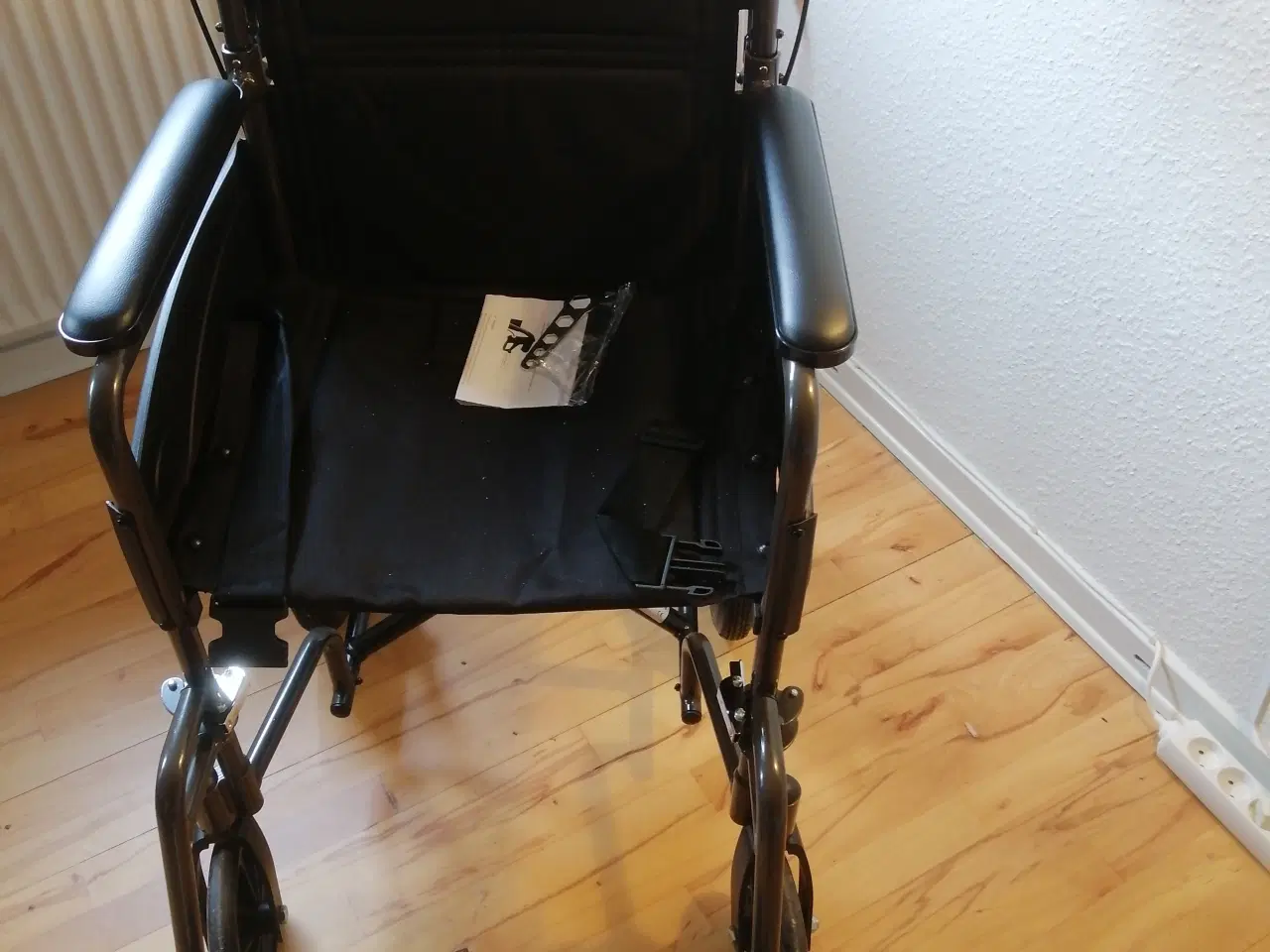 Billede 2 - Kørestolen er næsten ny