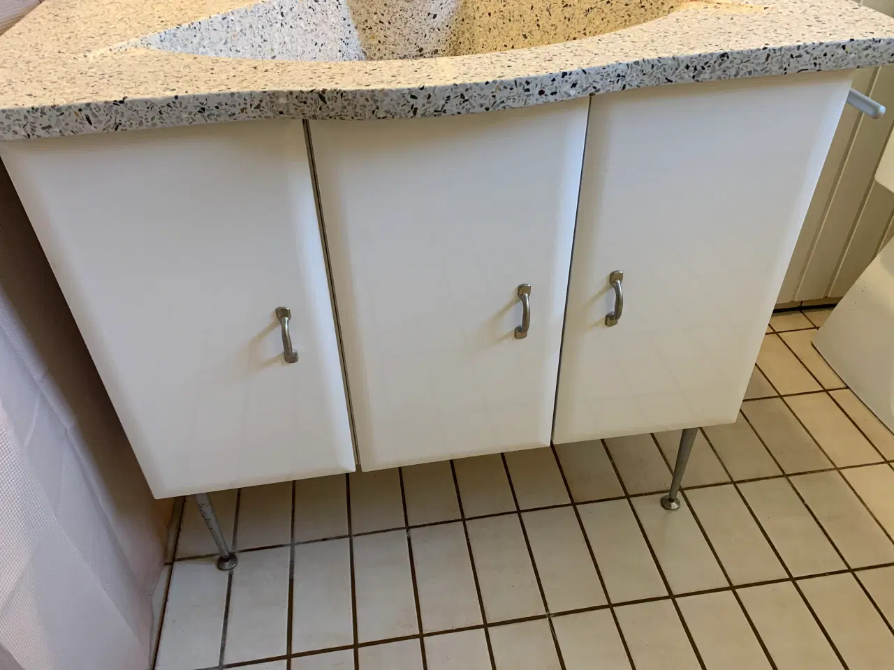 Billede 3 - Bord med vask og vægskab