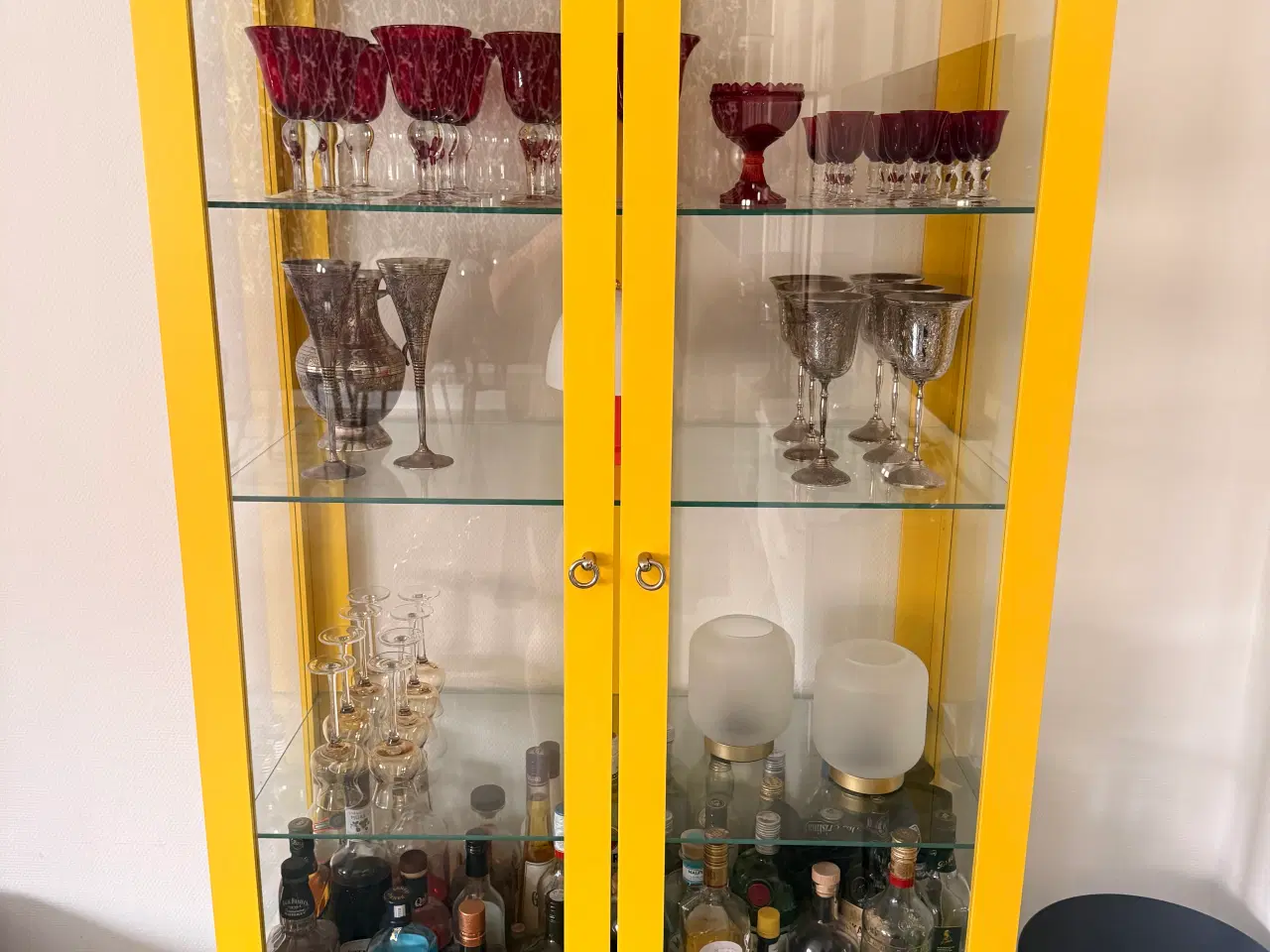 Billede 1 - Vitrineskab på mørkt træstel