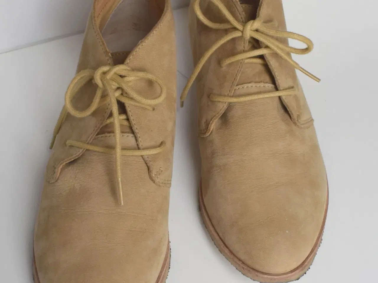 Billede 4 - Clarks Andre sko 39 beige ruskind