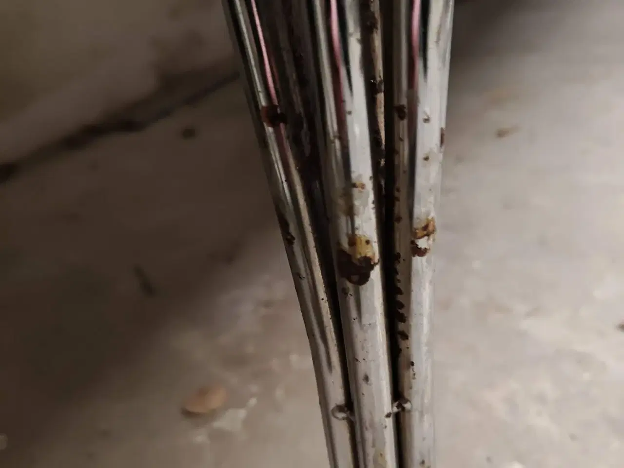 Billede 4 - Sort bord – stabilt og anvendeligt 🖤