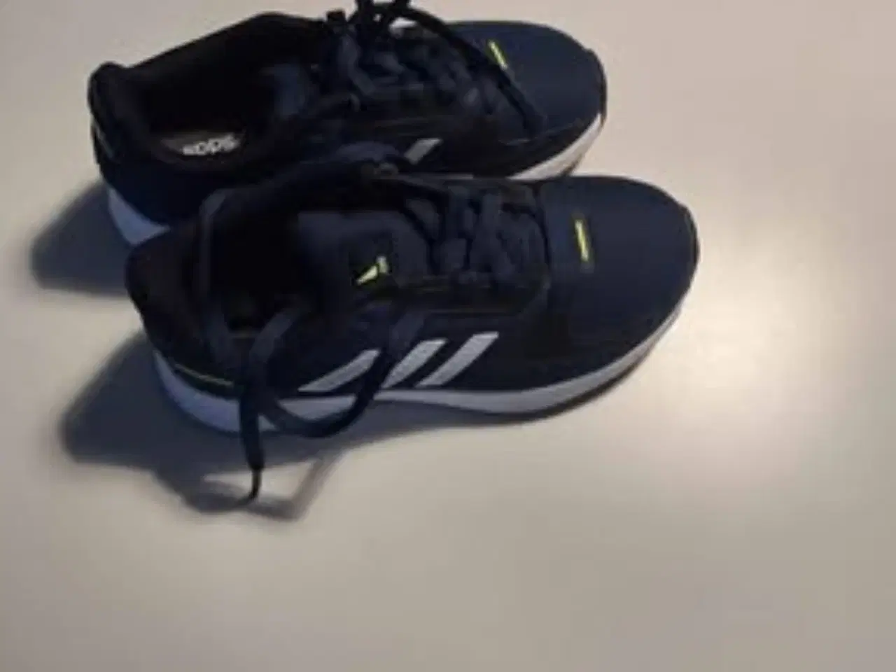 Billede 2 - Adidas sneakers sælges. 