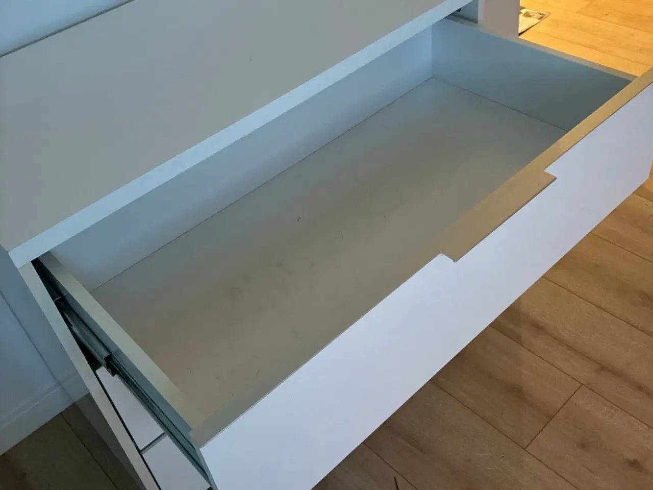 Billede 4 - Hvid kommode med 3 skuffer