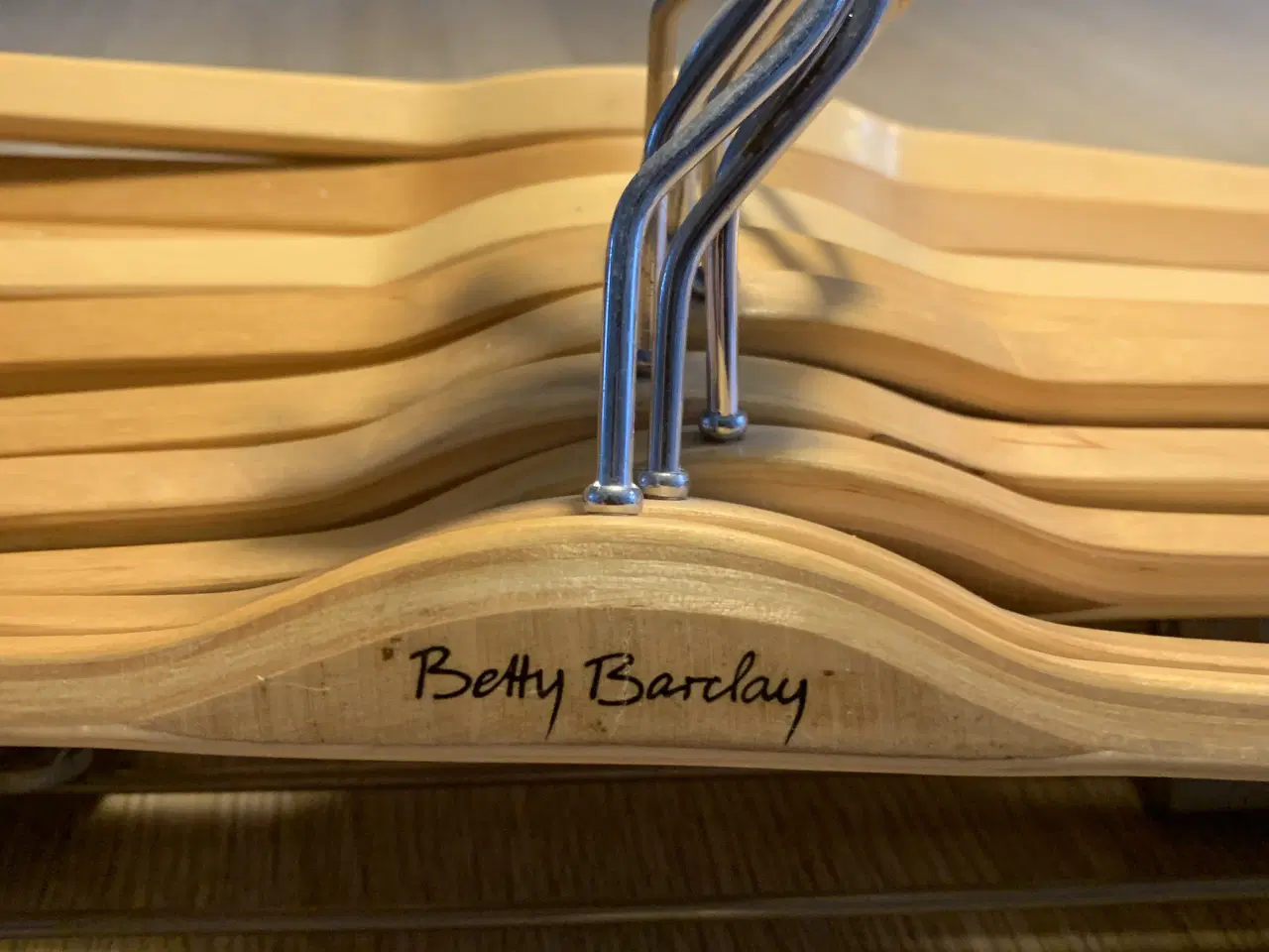 Billede 2 - 10 styk bukse/nederdel træbøjler