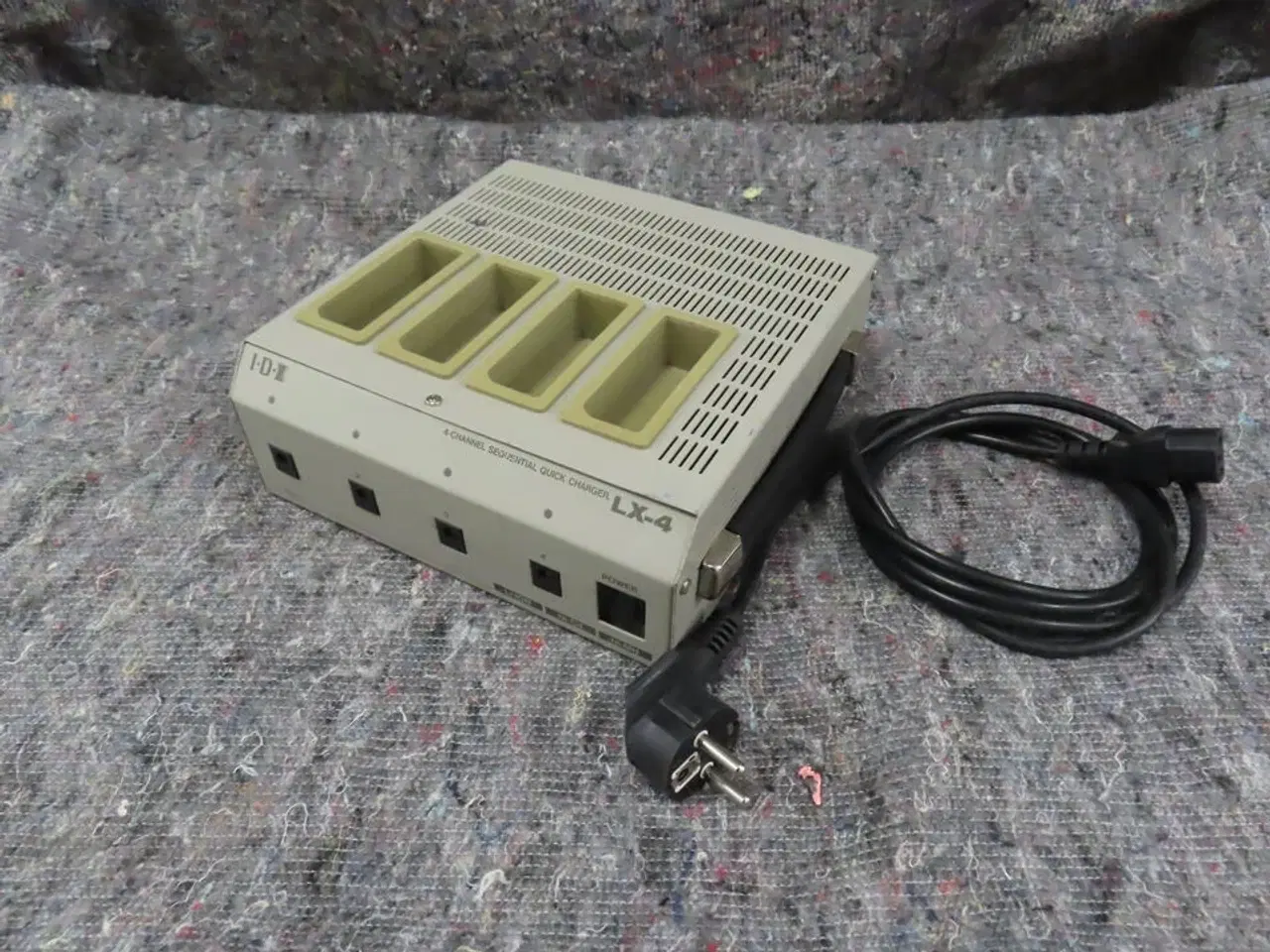 Billede 1 - Oplader til 4 Batterier - I.D.K LX-4 (MOMSFRI)