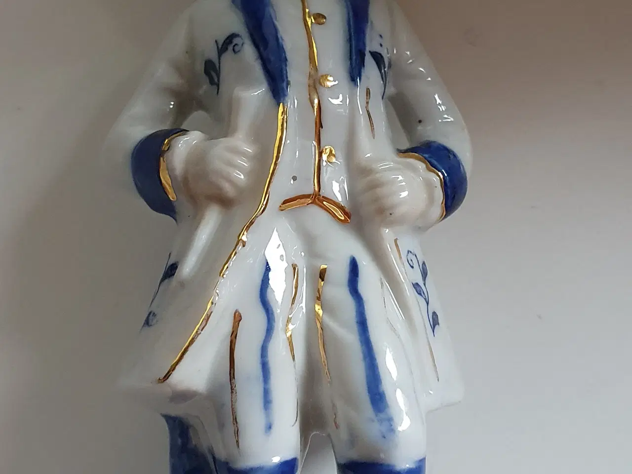 Billede 1 - Porcelænsfigur - Mand klædt ud til fin fest