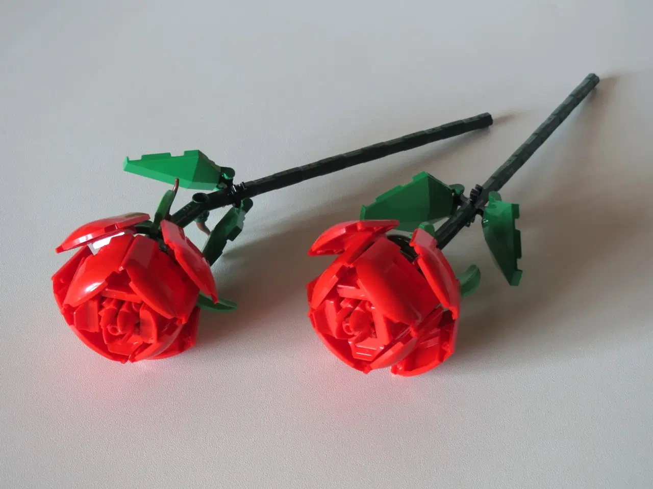 Billede 2 - 2 flotte roser lavet i Lego
