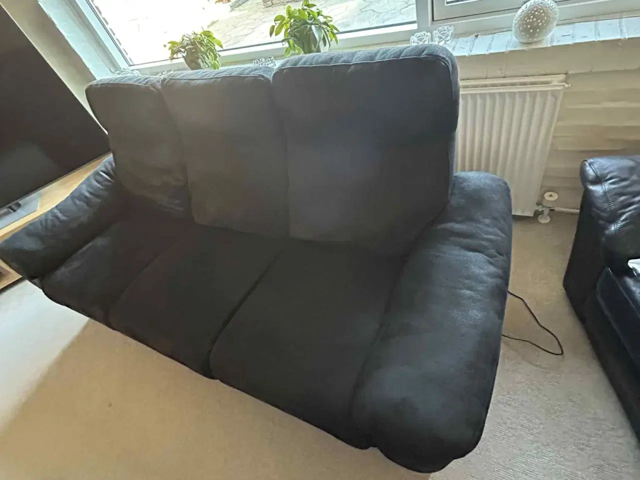 Billede 4 - Sofasæt i sort stof. Model Selesta