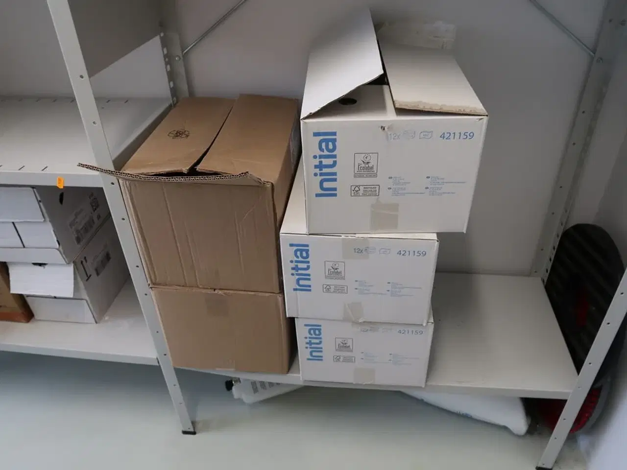 Billede 4 - 3 fag lagerreoler med div. Rengøringsmidler, rengøringsartikler m.m.