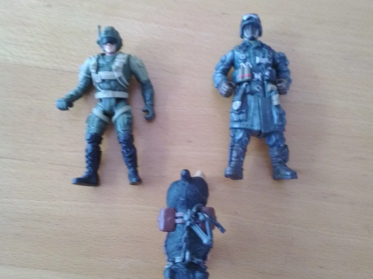 Billede 2 - Figurer militær politi og tilbehør, våben m.m.