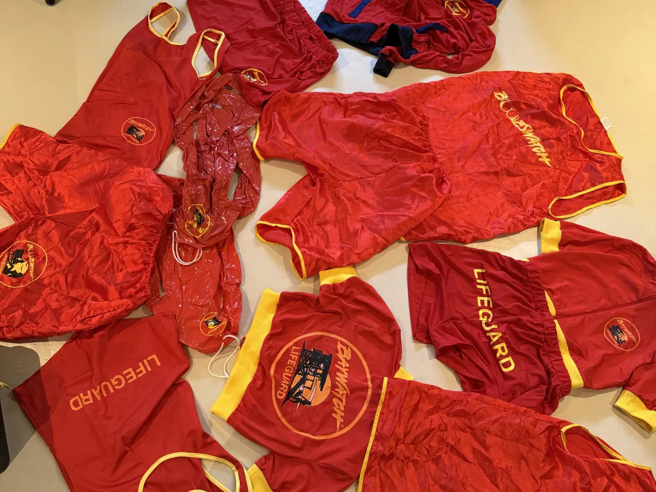 Billede 2 - Forskellige kostumer sælges byd.