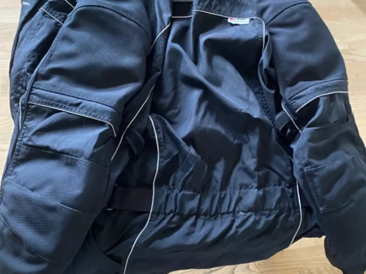 Billede 1 - Mc jakke kun brugt engang som ny str. XL.