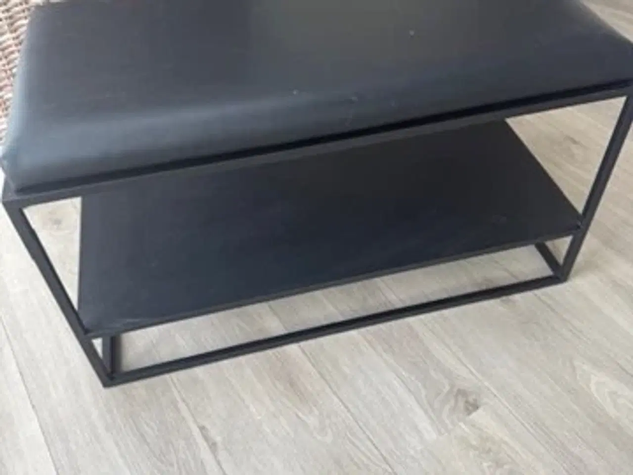 Billede 2 - Bænk i sort pulverlakeret metal med sæde i kunstlæ