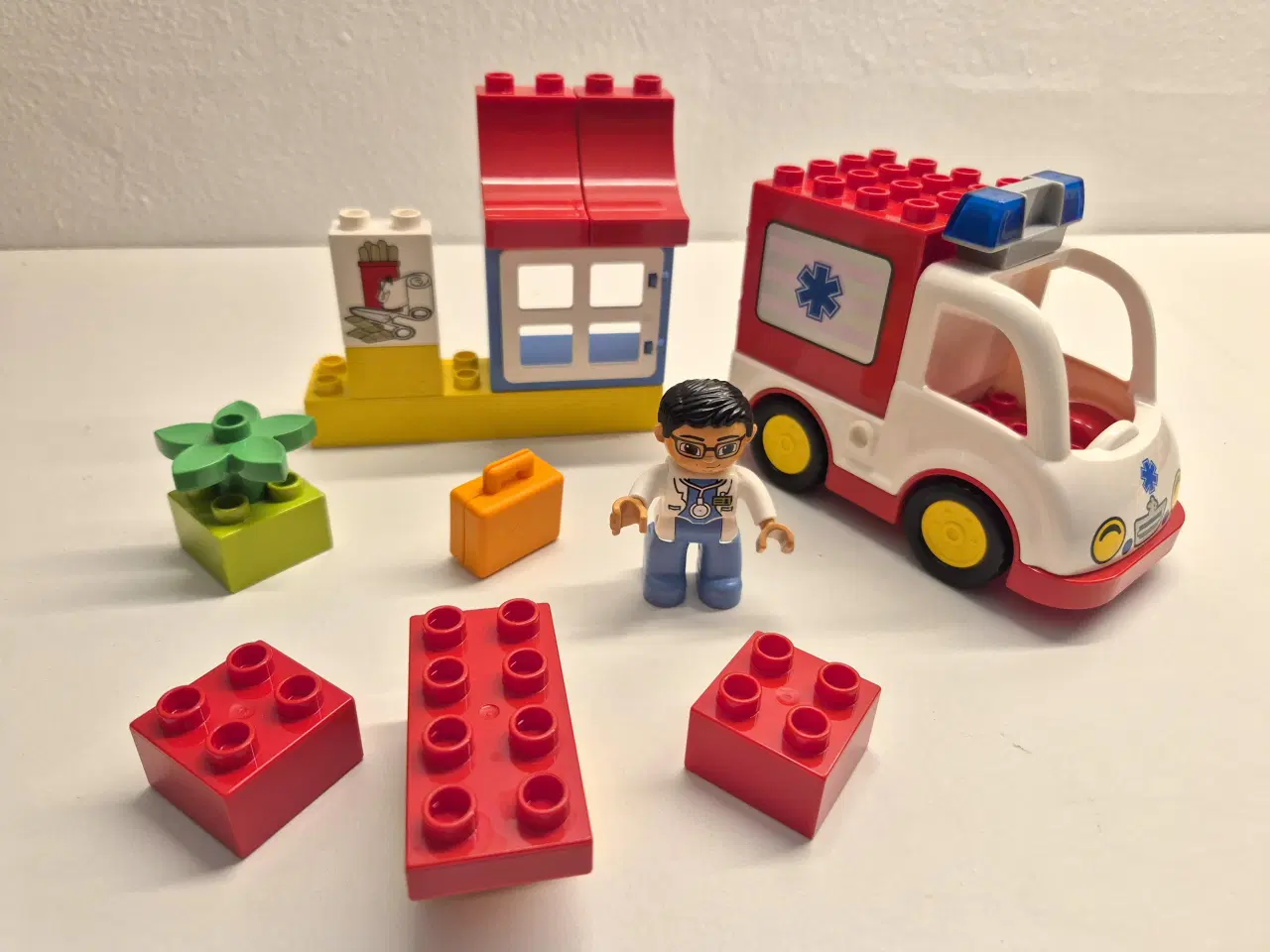 Billede 1 - Duplo Hospitalssæt med ambulance og figur