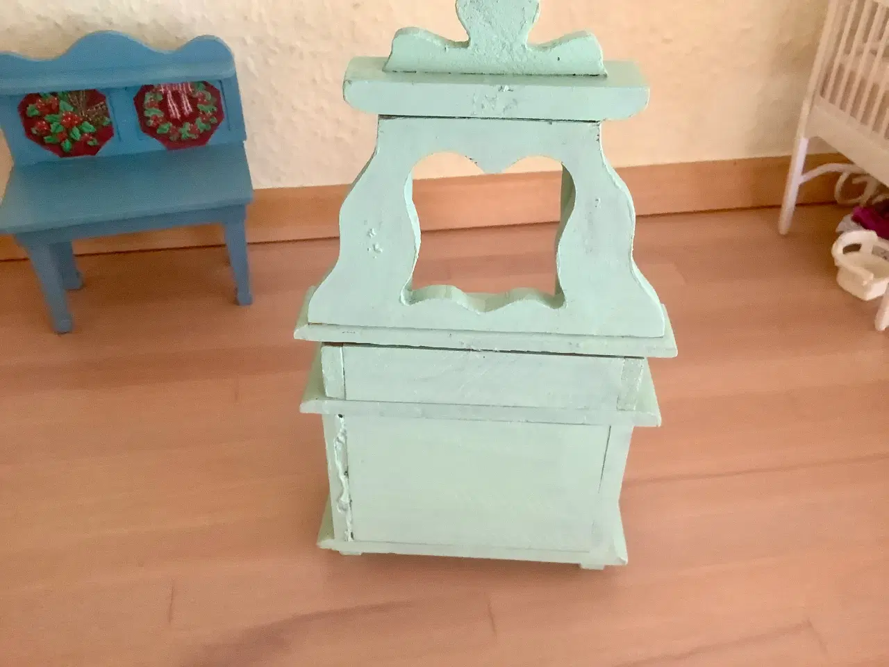 Billede 5 - Vintage dukkehus skænk med blomst.