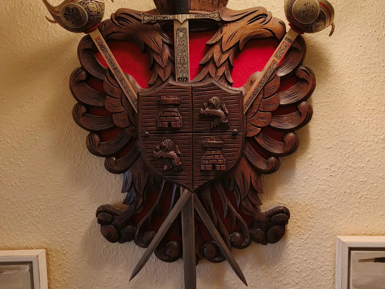 Billede 1 - Våbenskjold med blankvåben,  