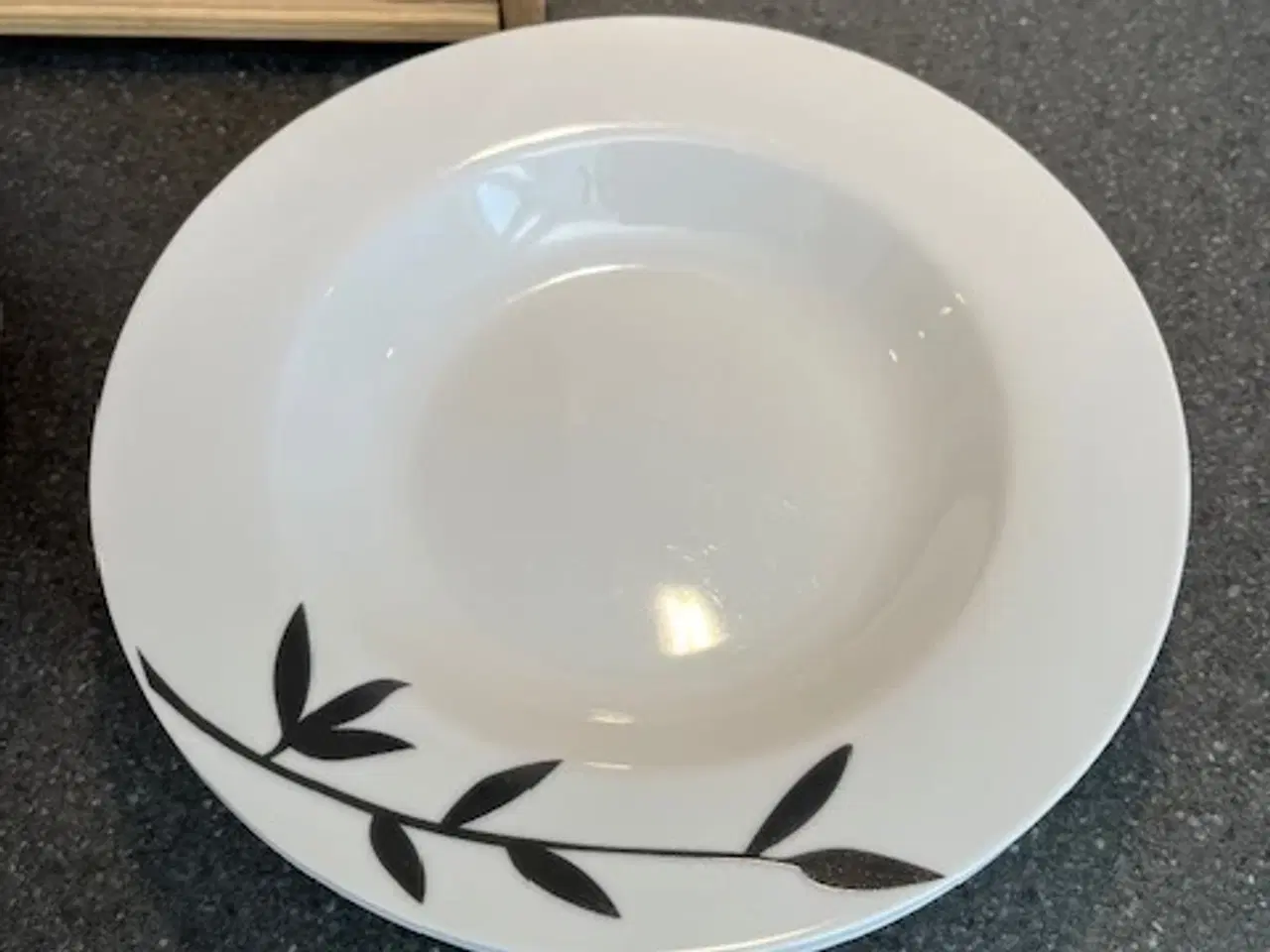 Billede 2 - 3 Trend dybe tallerkener–Stilrent sort/hvid design