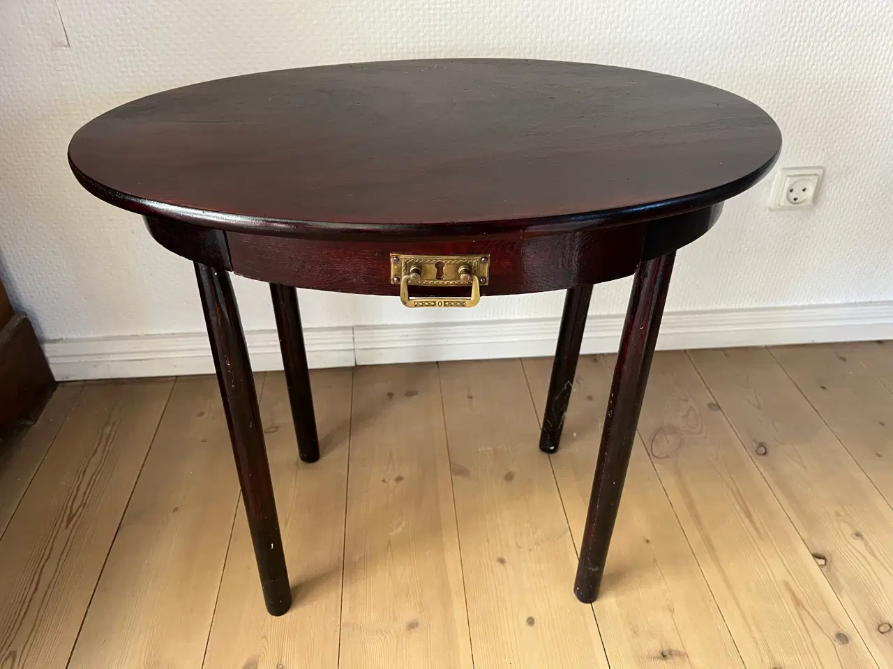 Billede 1 - Lille bord med skuffe 