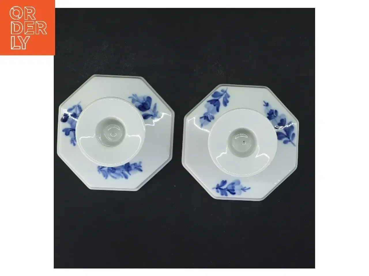 Billede 2 - Sæt med to stearinlysestager med blå blomst motiv, Royal Copenhagen (str. 2 stk 11 cm) fra Royal Copenhagen