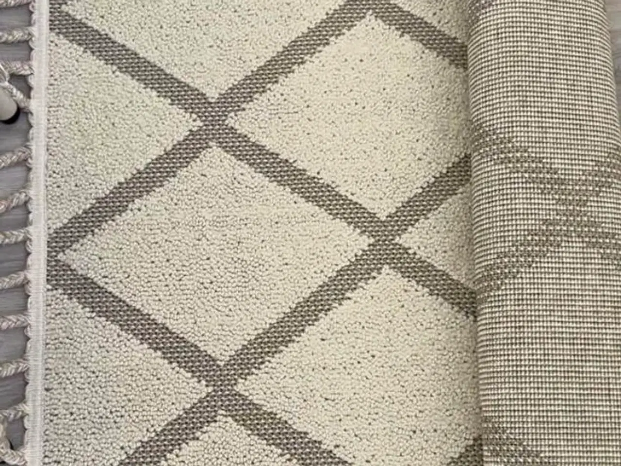 Billede 1 - Flot JYSK tæppe sælges – fremstår som nyt