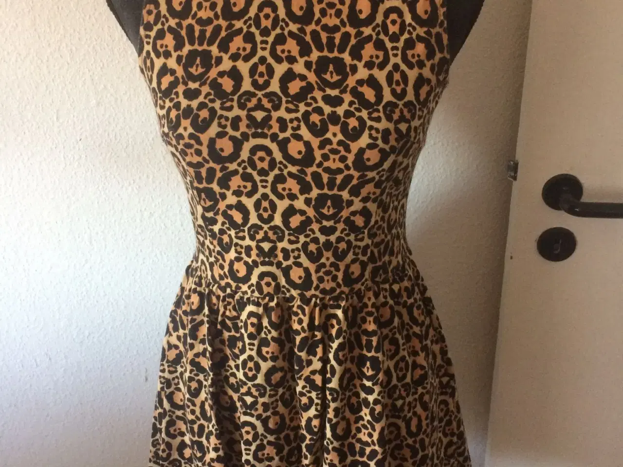 Billede 1 - divided leopard kjole