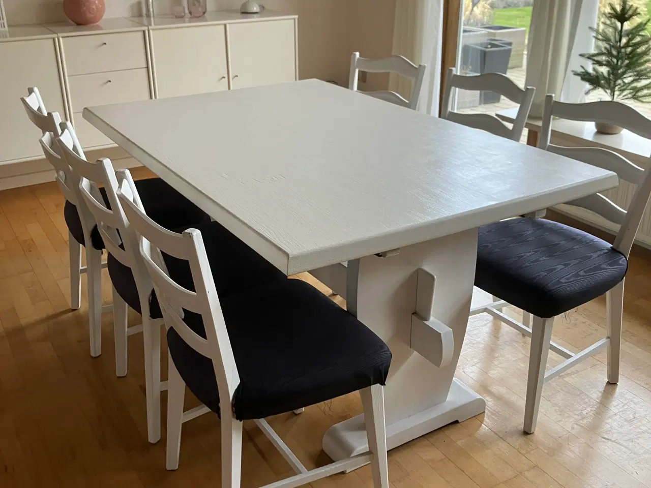Billede 1 - Bord med 2 tillægsplader a 65 cm