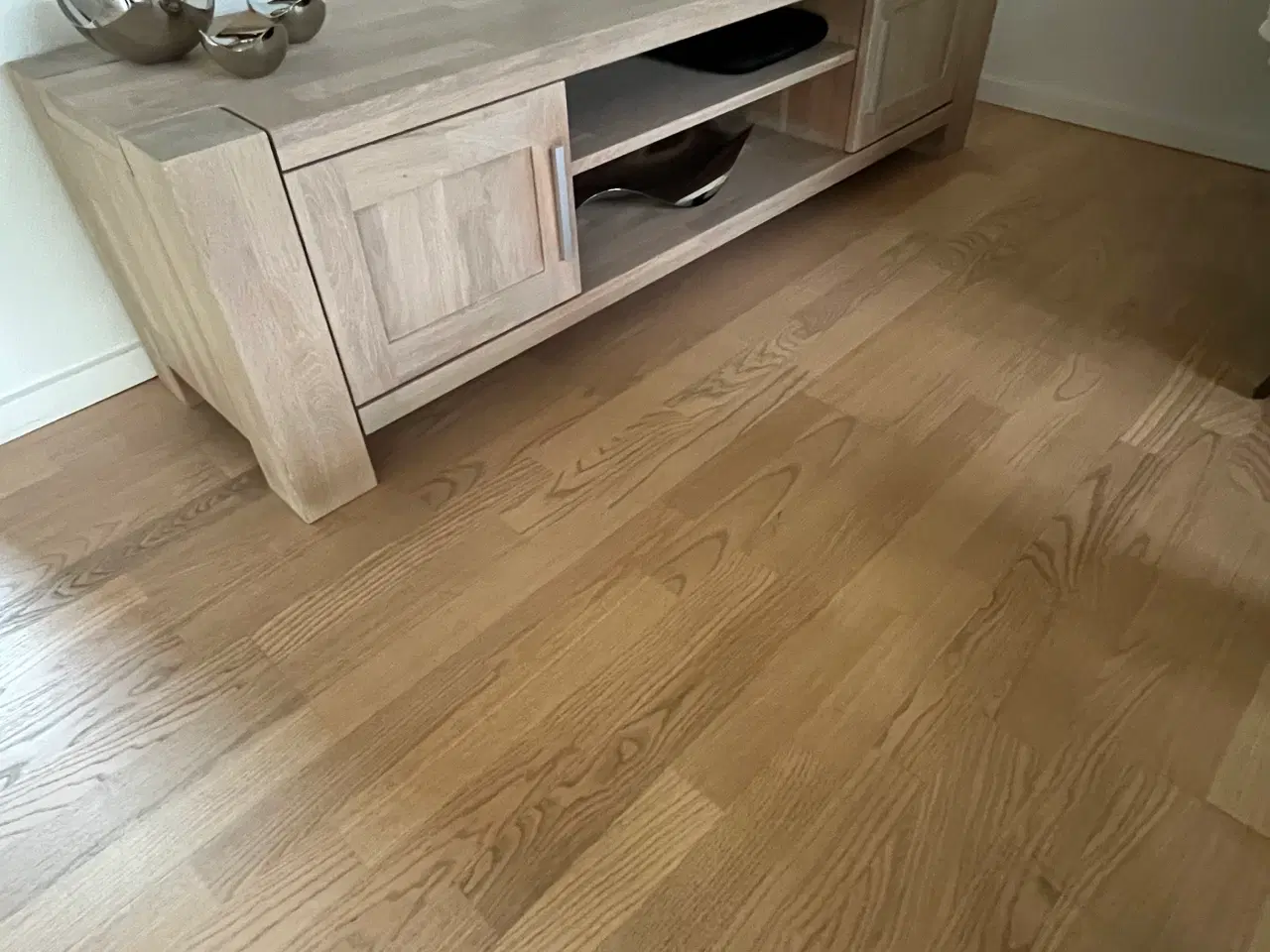 Billede 2 - Tv bord massivt egetræ