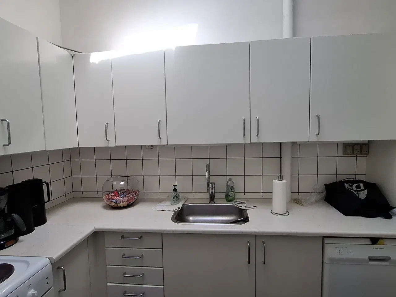Billede 21 - Centralt beliggende butik. klinik, lager, let produktion. Lejemålet har Læsserampe og port!  Adgang med paller.