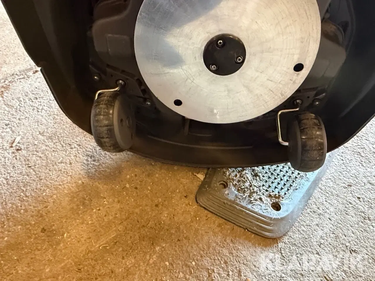 Billede 12 - Robot plæneklipper Husqvarna 520 med ladestation