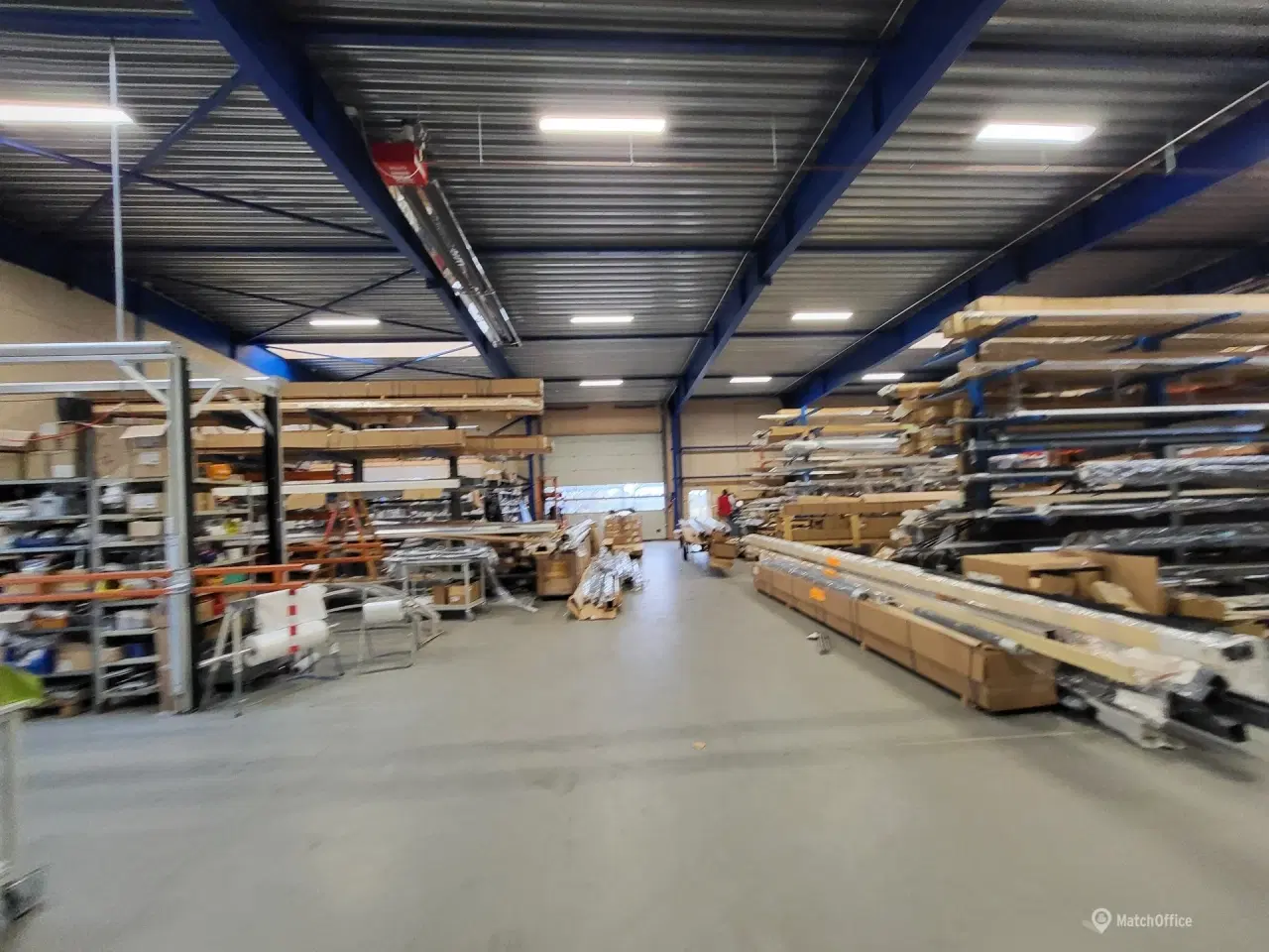 Billede 1 - 700 m² højloftet lager med kontor og showroom  indflytningsklart og velbeliggende