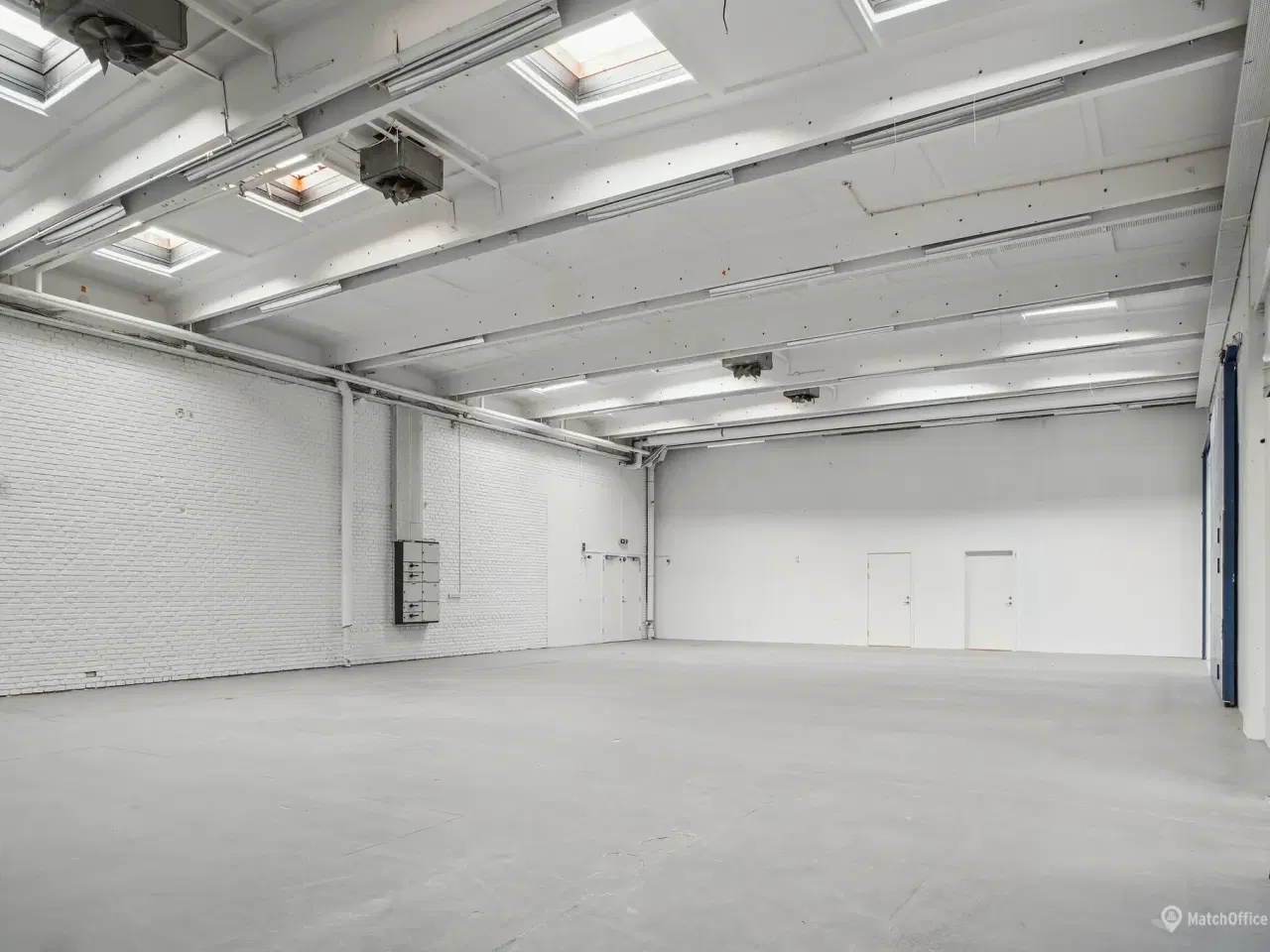 Billede 2 - Lager på 695 m² med høj loftshøjde og to elektriske porte