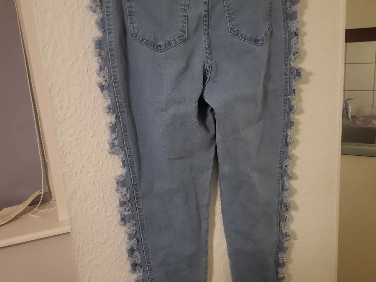 Billede 9 - Mellemblå Cowboybukser Med Huller I Siden 