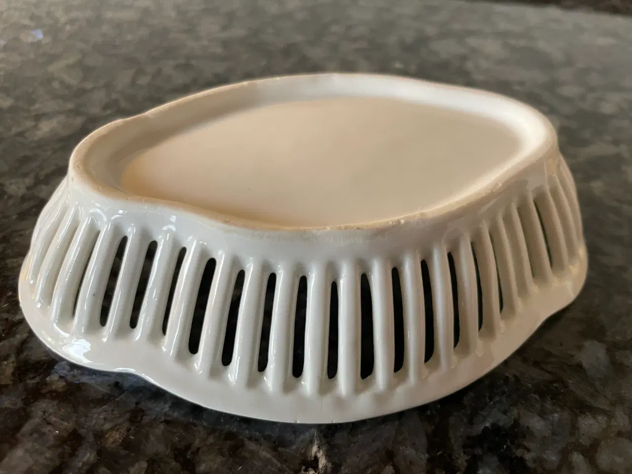 Billede 3 - Hvid oval porcelænsskål med gennembrudt kant