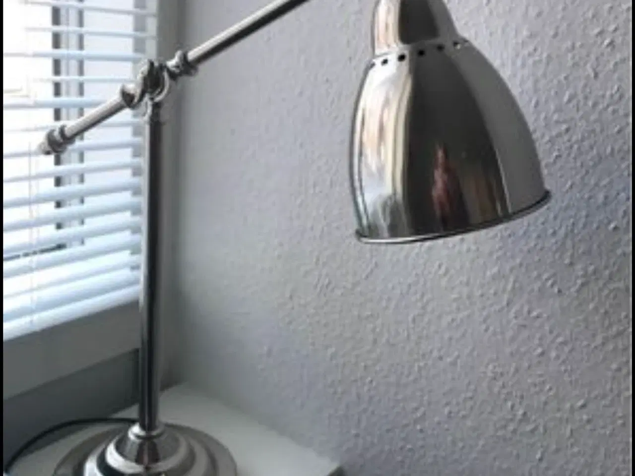 Billede 2 - Standerlampe og bordlampe, sølv fra Ikea