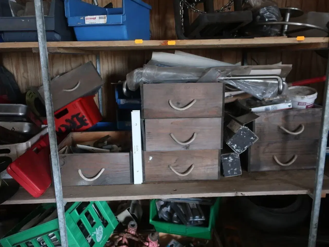 Billede 10 - Reol med div. Reservedele og varelager samt rullevogn med indhold m.m.