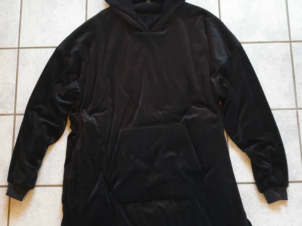 Billede 3 - Hyggeplaid-Poncho med ærmer, hætte og lomme