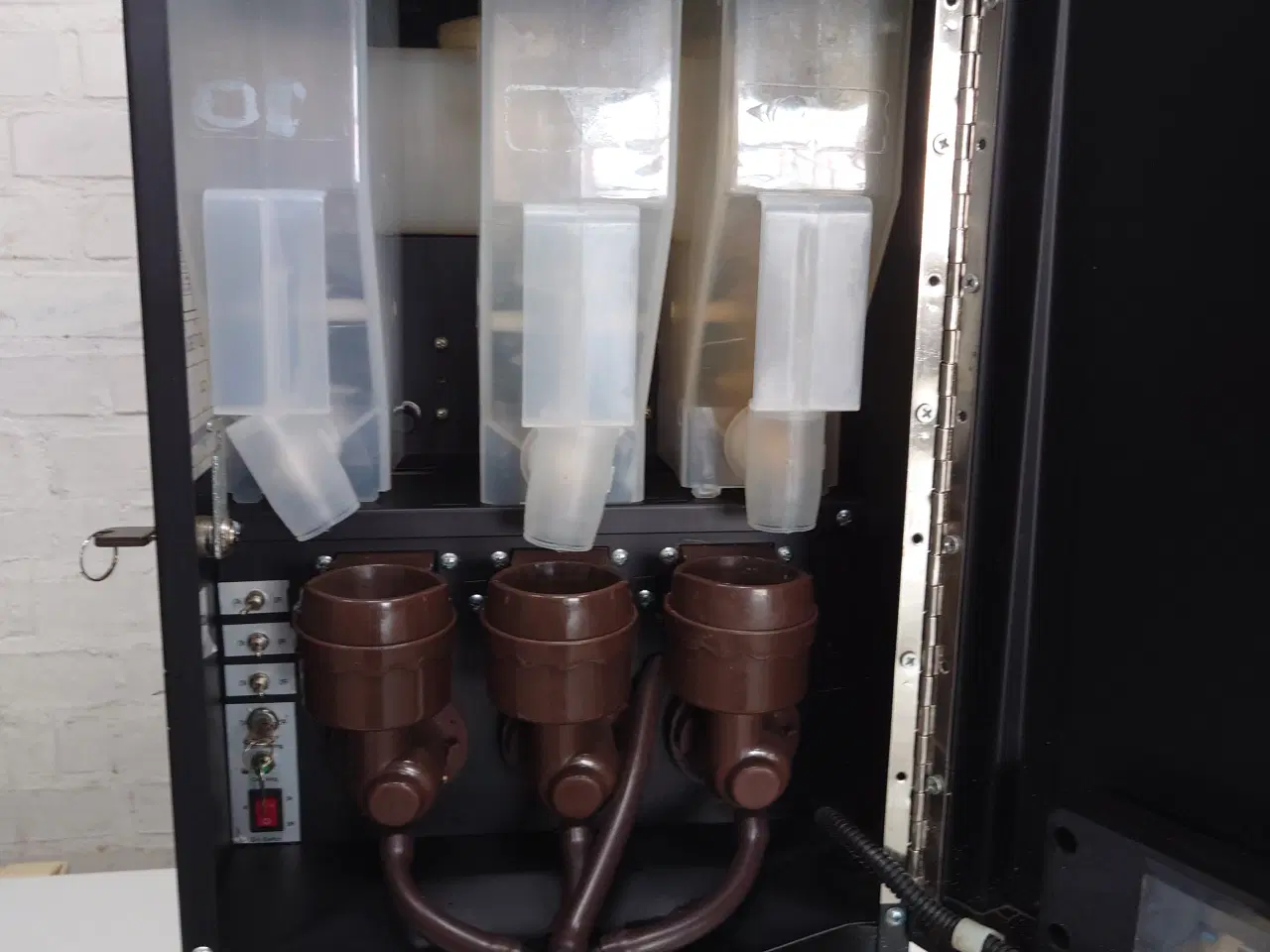 Billede 12 - Kaffeautomat 3*kaffe /cacao og en med varmt vand  