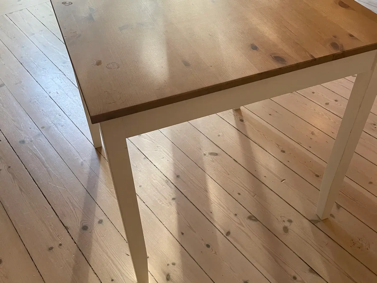 Billede 1 - Lille spise/ skrivebord